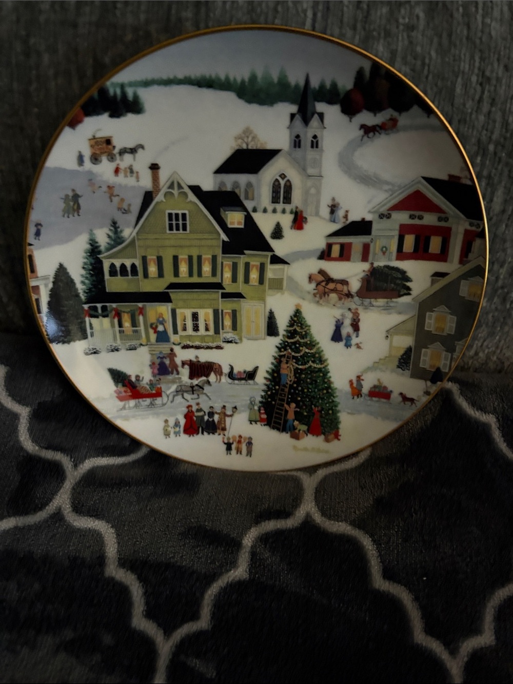 Holiday Village Decorative Collector Plate - White/Green
